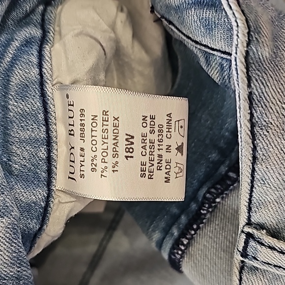 Judy Blue, Like New Slim Fit Jeans in 18W - Acid Wash, Ankle Detail, Raw Hem - Picture 4 of 5